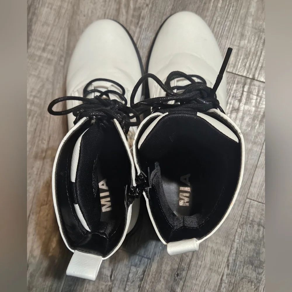 ❤️💜Mia Pennelopie White Combat Plataform Boots‎ Sz 6.5 Women’s.❤️💜